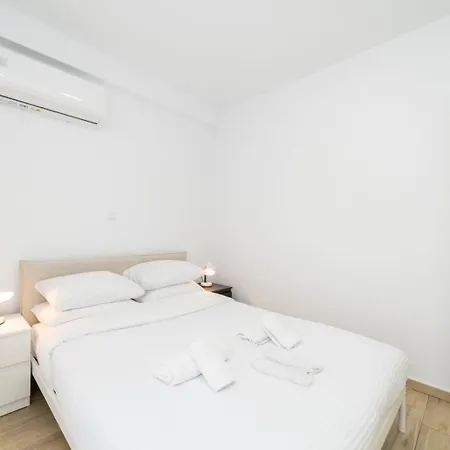 Sea & Salt Summer Ease Maisonette Two Bedroom Starlink Wi-fi *