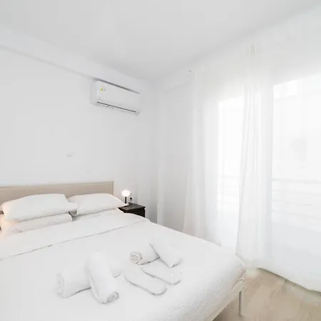 Sea & Salt Summer Ease Maisonette Two Bedroom Starlink Wi-fi *
